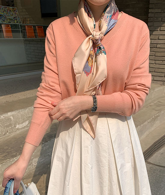 Spring unique V-neck Knit