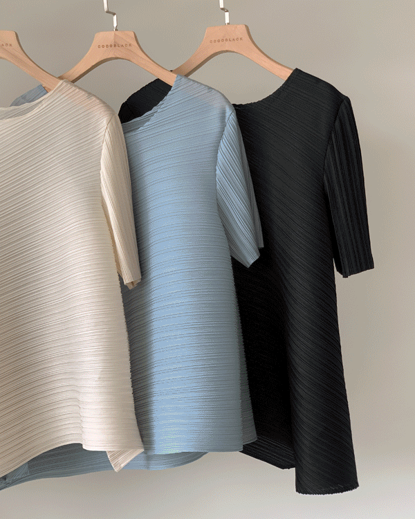 Diagonal Pleats Blouse