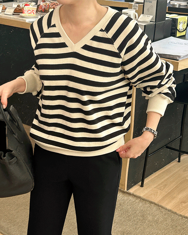 V-neck Stripe Man to man