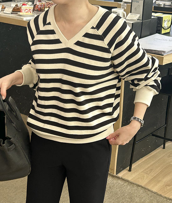 V-neck Stripe Man to man