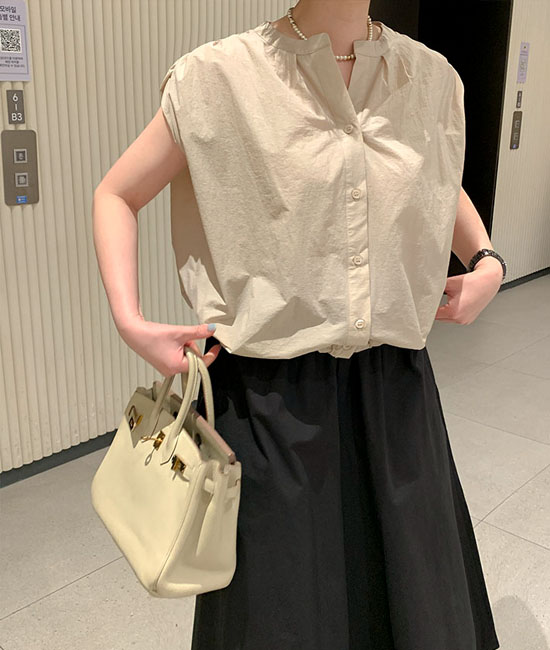 알마 Sleeveless shirts Blouse
