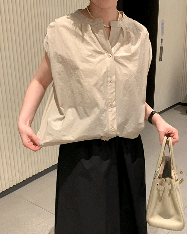 알마 Sleeveless shirts Blouse