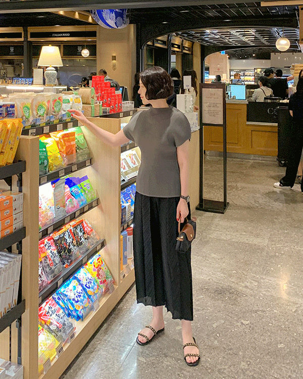 Diagonal 볼륨 Pleats Pants