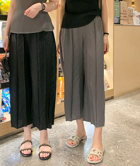Diagonal 볼륨 Pleats Pants